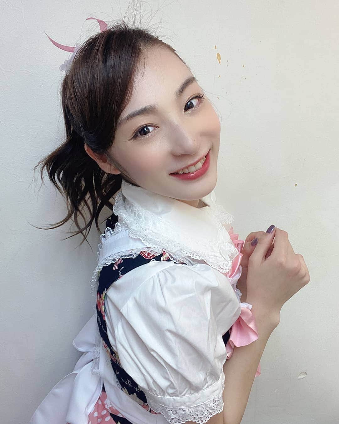 山本花織のインスタグラム：「． 今日は19時から配信あるからみてね👀 なにしようかな🤷‍♀️」