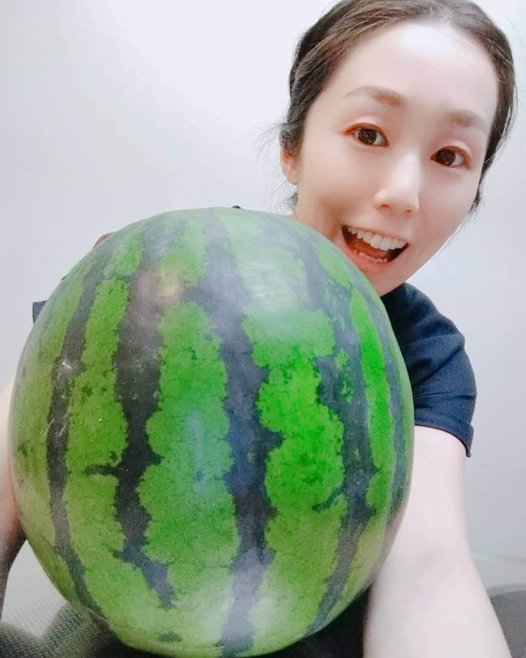 悠木あやねさんのインスタグラム写真 - (悠木あやねInstagram)「スイカの名産地よりスイカが届きました🍉  ただ、ひとりで2Lは大き過ぎた🤣💦  甘くて美味しい🤤🍉 スイカの皮も、サラダ、漬物、スープにする予定なので、冷蔵庫がスイカでいっぱいになりました((´∀｀))ｹﾗｹﾗ  #スイカの日 #すいかの日 #すいか #スイカ #watermelon #watermelon🍉 #スイカの名産地 #悠木あやね #AyaneYuki #YukiAyane #カプセルエージェンシー #capsuleagency #AV女優 #セクシー女優 #アダルト女優 #女優 #pornstar #モデル #model #nudemodel #asiangirls #asiandoll #asianbeauty #asiansexy #japanesegirl #japanesegirls」7月27日 15時16分 - yukiayane0926