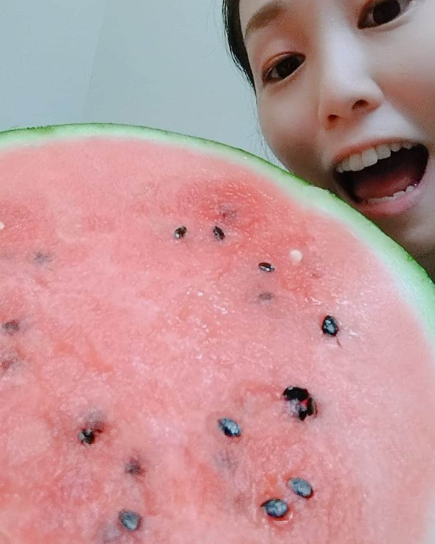 悠木あやねさんのインスタグラム写真 - (悠木あやねInstagram)「スイカの名産地よりスイカが届きました🍉  ただ、ひとりで2Lは大き過ぎた🤣💦  甘くて美味しい🤤🍉 スイカの皮も、サラダ、漬物、スープにする予定なので、冷蔵庫がスイカでいっぱいになりました((´∀｀))ｹﾗｹﾗ  #スイカの日 #すいかの日 #すいか #スイカ #watermelon #watermelon🍉 #スイカの名産地 #悠木あやね #AyaneYuki #YukiAyane #カプセルエージェンシー #capsuleagency #AV女優 #セクシー女優 #アダルト女優 #女優 #pornstar #モデル #model #nudemodel #asiangirls #asiandoll #asianbeauty #asiansexy #japanesegirl #japanesegirls」7月27日 15時16分 - yukiayane0926