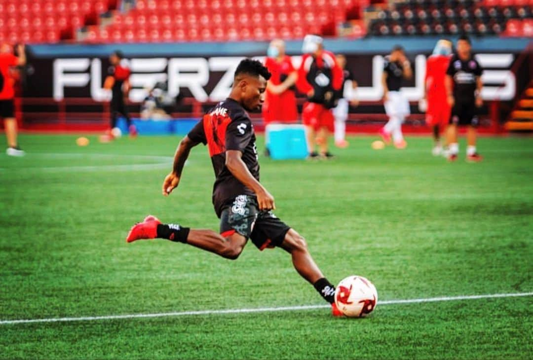 クリフォード・アボアガイのインスタグラム：「Stay focused !!!⚽️❌ #Blessedfrombirth🙏🏾 #fuerzatijuaz」