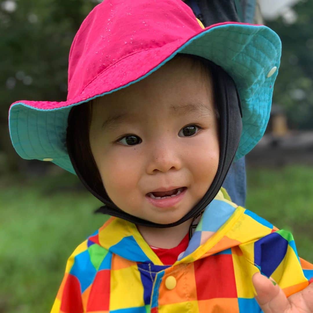 福田恭巳のインスタグラム：「My daughter has fun on a rainy day😘  なかなか梅雨が明けないですね 緊急事態宣言明けて スラックラインも本格的に 練習していきたいところですが 雨で出来ず😭  #1歳10ヶ月 #1y10m #2018年生まれ #9月生まれ #女の子 #雨の日の過ごし方 #ママアスリート #子どものいる暮らし」