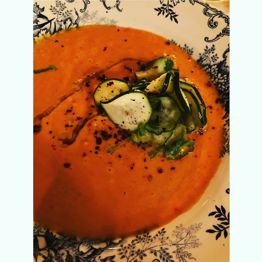 journaleatripのインスタグラム：「summer  氷と一緒に夏野菜をマリネしたものをシェリービネガーと一緒にブンブンまわして野菜を飲む朝。 . 夜は鯵をのせてこの一皿と一杯のみ。  蒸し蒸し日和報告。」