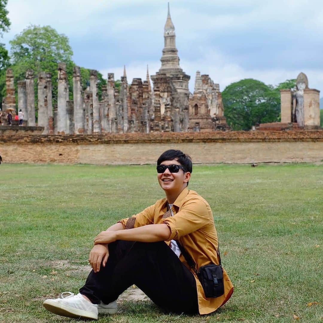 アイス・サランユーのインスタグラム：「#เที่ยวทั่วไทยกับไอซ์ศรัณยู  #สุโขทัย 🙏 เที่ยวจริง เที่ยวจัง รักการท่องเที่ยวอยู่ทางนี้  #การท่องเที่ยวแห่งประเทศไทย ให้ช่วยทำอะไรก็บอกได้นะครับ ยินดี❤ Bag By @piso.store  Eye wear By  https://www.facebook.com/ValorManager/」