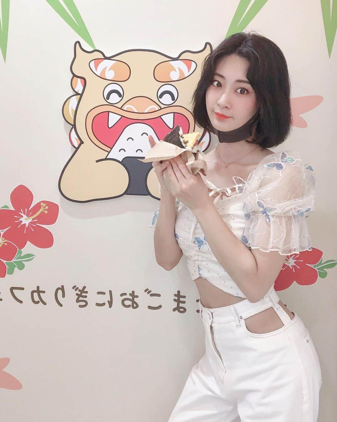 伊藤愛梨さんのインスタグラム写真 - (伊藤愛梨Instagram)「ポークたまごおにぎりカフェ(@pto.cafe )で高菜入りおにぎりを食べました🍙﻿ 忙しい時の合間に温かいおにぎりをパクッと食べられるから助かりますね！﻿ 私、実はスパムが大好きで普段は高いから買わないんですが、おにぎりに入ってるなんて本当に嬉しいです！﻿ ポークとたまごでタンパク質も取れるのでトレーニング前とかに効率の良いエネルギーが摂取できそう…♡﻿ ﻿ ﻿ ﻿ ﻿ぜひ、「ポークたまごおにぎりカフェ　東京テイクアウト」 で検索してみてね♡ ﻿ ﻿ ﻿ ﻿ ﻿ #instalove #follow #like #gravure #ootd #photo  #instagravure #맞팔 #tagsforlikes #东京　﻿  #オルチャンメイク #オルチャンファッション #kpop #ロマンティックトーキョー#romantictokyo #韓国  #ulzzang  #ulzzangstyle #韓国ファッション　#韓国スタイル　#オルチャンファッション　#コーディネート　#ulzzanggirl #ウーミーpr  #asiangirls ﻿ #ぽくたま﻿ #ポークたまご﻿ #ポークたまごおにぎりカフェ﻿ #東京グルメ﻿ #池袋駅﻿ #東京テイクアウト﻿ ﻿」7月27日 15時45分 - ilovely1007_