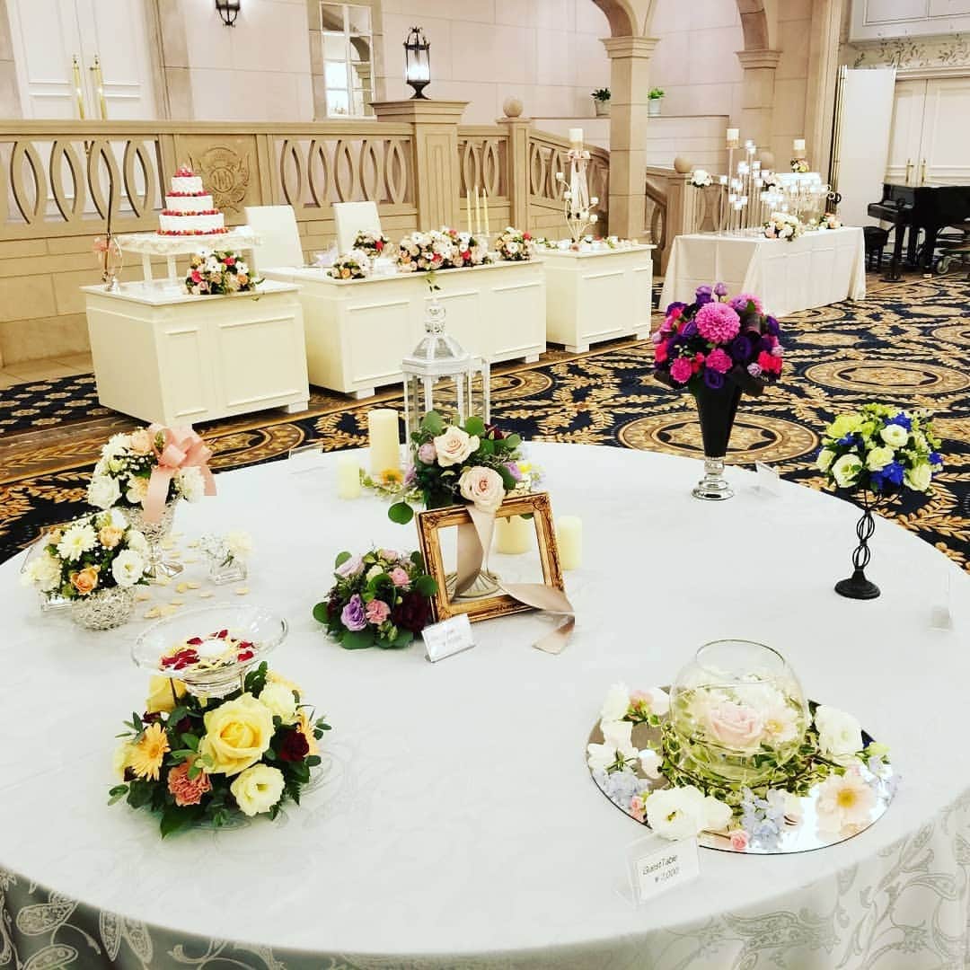 のインスタグラム：「先日させていただいた、内見会での装花展示ブースの様子です。 ソーシャルディスタンスを保ったレイアウトとなりました。 お時間の限られた中、お越し下さいました皆様、ありがとうございました！  #内見会#装花#ブーケ#キャンドル#花束#演出#アフターブーケ#色とりどり#アントス#anthes#モントレ大阪#梅田#結婚式#プレ花嫁#大阪#ウェディング#アンティーク#ホテル#モントレ#wedding」