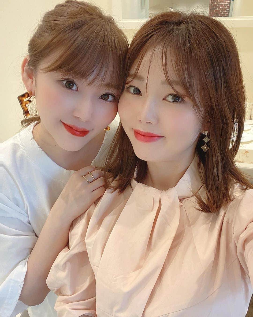 藤川沙弥のインスタグラム：「ネイル終わりに 少しだけお茶できました☕️❤️ いつも可愛い💅🏻ありがとう💋 次は韓国料理かな😏💕」