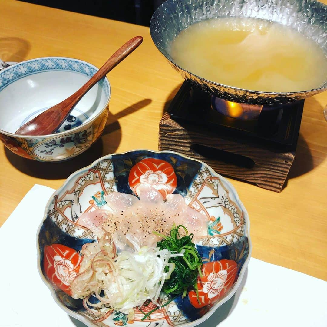 小川薫さんのインスタグラム写真 - (小川薫Instagram)「【心斎橋にオープンした庭のある焼き鶏屋さん】 . 7月26日に心斎橋にオープンされた「炭火焼鳥　鳥清」 @sumibiyakitori_torisei  先日ひと足早くプレオープン中に伺わせて頂きました！ 焼き台が見える全席カウンターで、ビルの３階ですが庭もある店内。桐箱に入ったおしぼりでお迎えくださり、席に着くと早速テンションが上がります。オーナーが集めた骨董の器で頂くコースは、しめに鍋や焼きおにぎり、麺まで付いて6000円‼︎ 対策もしっかりされて、窓も大きくさかながら外で食事をしているような開放的。 かわいいお箸置き、レトロなかき氷機🍧 心斎橋にまたいいお店が増えました✨ . #鳥清　#心斎橋　#心斎橋やきとり  #炭火焼鳥清 #salondeclover  #サロンドクローバー #小川薫 #おもてなし #おもてなし料理教室 #料理教室 #料理教室大阪　#料理研究家 #テーブルコーディネート #テーブルコーディネーター  #大阪料理教室 #cookingclass  #tablesetting  #tablecoordinate #おもてなし料理」7月27日 15時44分 - salondeclover