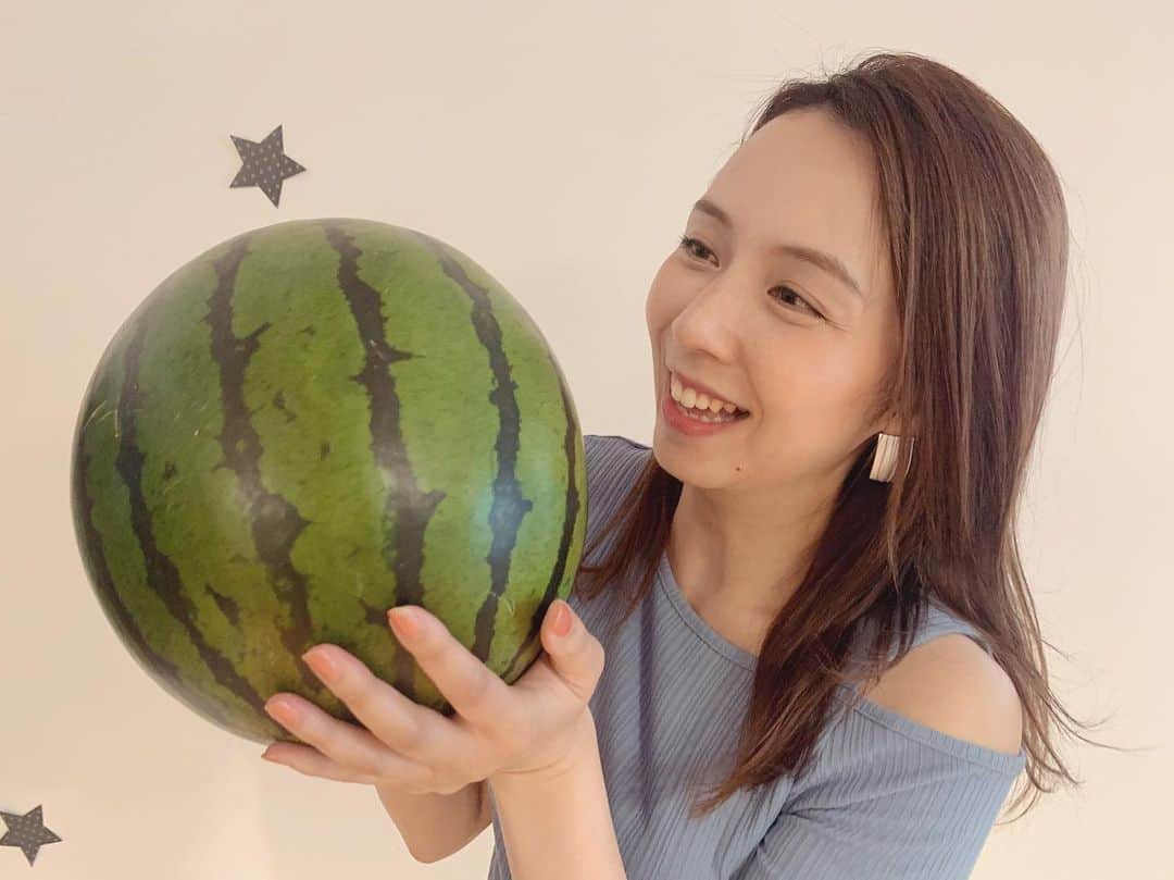 若林翔子のインスタグラム：「. . 今年初すいか🍉ゲット😂 甘くておいしい😍 やっぱ夏はこれだわ😂  #夏　#すいか　#🍉　#甘い」