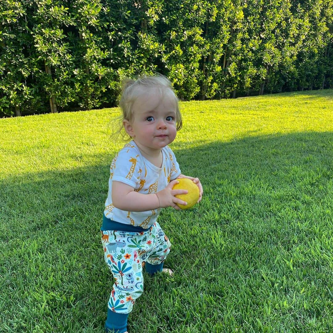 マイケル・グラント・テリーのインスタグラム：「This one took her first steps this weekend. And I started wearing diapers again.」
