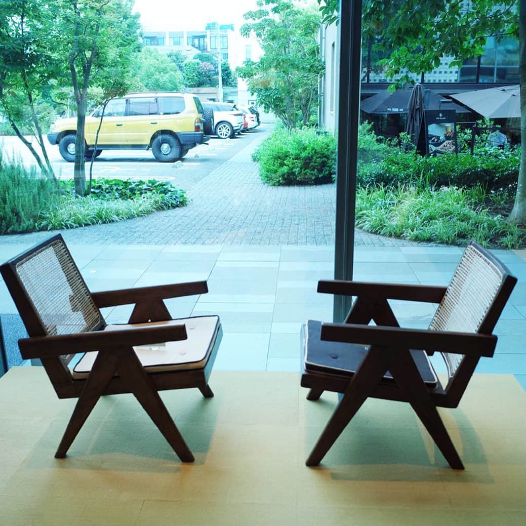 代官山 蔦屋書店　DAIKANYAMA T-SITEさんのインスタグラム写真 - (代官山 蔦屋書店　DAIKANYAMA T-SITEInstagram)「【インドへ。】フェア開催中(8/6まで)  ジャンヌレの家具の展示販売のみ、明日28日までとなります。お問合せの多かった、Easy Chairは2点在庫がございます。  ・Easy Chair（向かって右側）580,000円 ・Easy Chair（向かって左側）620,000円 ・Xleg Chair 1,180,000円 ・Floating Back Chair　400,000円  ※地方発送も承ります。  #daikanyamatsite  #daikanyanatsutaya  #代官山蔦屋書店 #Pierrejeanneret #ChandigarhArchitecture #Lecorbusier #ピエールジャンヌレ #チャンディガール #建築 #コルビジェ」7月27日 15時47分 - daikanyama.tsutaya