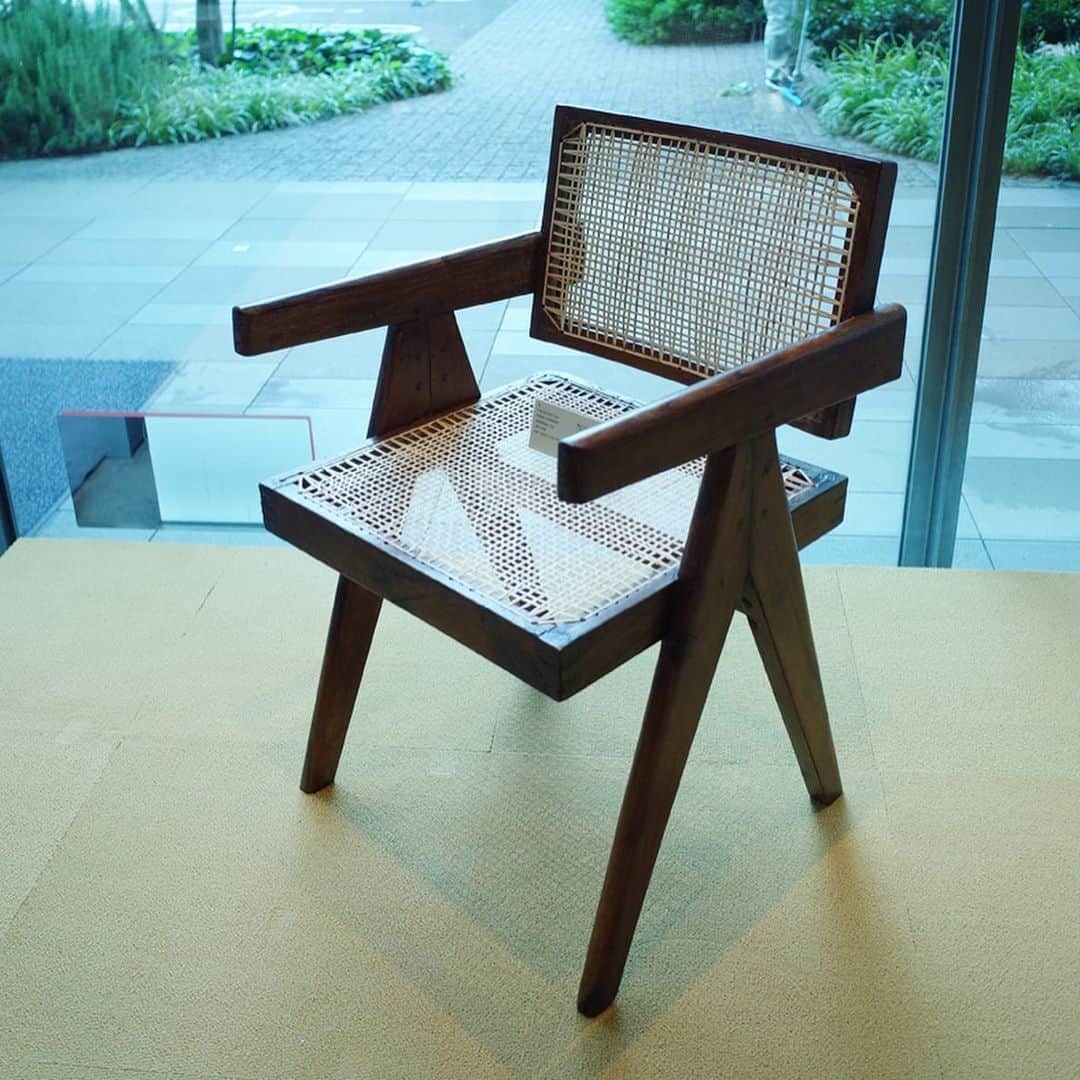 代官山 蔦屋書店　DAIKANYAMA T-SITEさんのインスタグラム写真 - (代官山 蔦屋書店　DAIKANYAMA T-SITEInstagram)「【インドへ。】フェア開催中(8/6まで)  ジャンヌレの家具の展示販売のみ、明日28日までとなります。お問合せの多かった、Easy Chairは2点在庫がございます。  ・Easy Chair（向かって右側）580,000円 ・Easy Chair（向かって左側）620,000円 ・Xleg Chair 1,180,000円 ・Floating Back Chair　400,000円  ※地方発送も承ります。  #daikanyamatsite  #daikanyanatsutaya  #代官山蔦屋書店 #Pierrejeanneret #ChandigarhArchitecture #Lecorbusier #ピエールジャンヌレ #チャンディガール #建築 #コルビジェ」7月27日 15時47分 - daikanyama.tsutaya