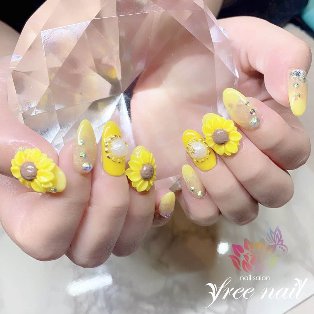 free nail フリーネイルのインスタグラム：「. お客様ネイル💅🏻🍍 . サマーフラワーネイル🐠🏝 . 立体ヒマワリ🌻✨ . ご来店ありがとうございました🙇🏻‍♀️🙇🏻‍♀️🙇🏻‍♀️💗 . #ネイルアート #ジェルネイル #ネイルサロン #大阪ネイルサロン #ネイルデザイン #ネイルチェンジ #フラワーネイル #ひまわりネイル #人魚の鱗ネイル #立体ネイル #イエローネイル #ラメネイル #シンプルネイル #大人ネイル #デザインネイル #トレンドネイル #サマーネイル #夏ネイル #summernails #nailsart #nailsdid #美甲 #日式美甲 #日式美甲胶 #日本美甲师 #日本美甲老师 #美甲上课 #日本胶 #フリーネイル #freenail」