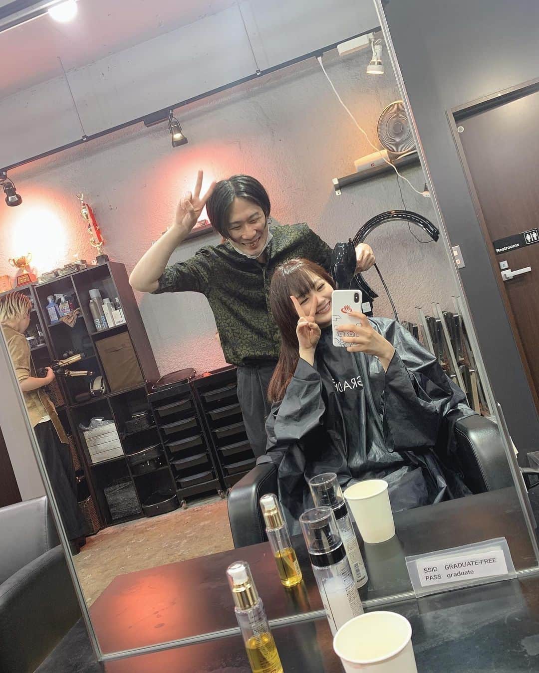 浜田翔子さんのインスタグラム写真 - (浜田翔子Instagram)「カブさん行きつけの 美容院GARTEに行ってきました！  私は、 イッセイさん（@issey_ohara ）に カラー、前髪カット、トリートメントしてもらいました✨ ヘアセットもゆるゆる巻いてもらえて嬉しかった✨ 　 イッセイさんまさかの8年前にお仕事でお会いしてました🤣😳 凄い再会✨  1日妊婦体験の vlogにこの様子が あるのでみてね😌」7月27日 15時51分 - shoko_hamada