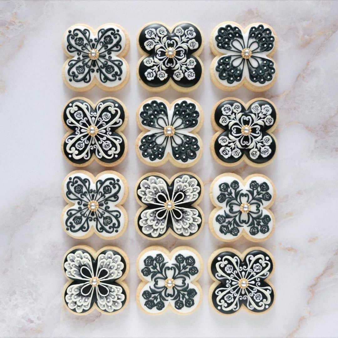 KUNIKAのインスタグラム：「Monochrome bijou cookies ❃﻿ ﻿ 現在発売されてるゼクシィ2020年9月号の巻頭のヴィジュアルページにて、花嫁さんがゲストを想いながらアイシングクッキーを作っているシーンのクッキーを作らせていただきました。﻿ とっっても素敵なワンシーンになっているので、もしゼクシィをご購入される方は見てみてください🤍﻿ ﻿ #artofkunika」