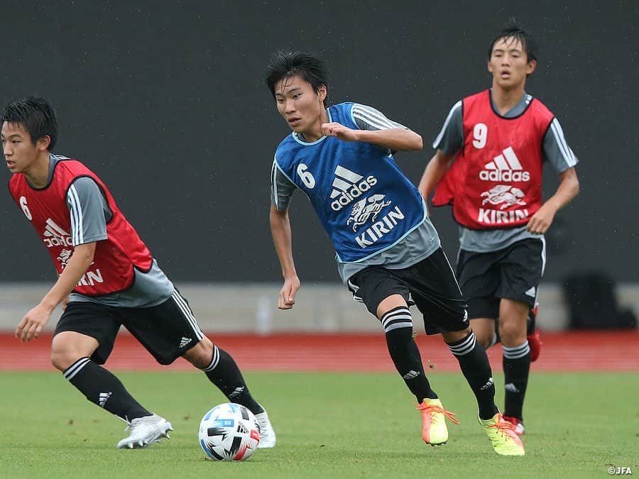 日本サッカー協会さんのインスタグラム写真 - (日本サッカー協会Instagram)「#U16日本代表 候補は7月22日(水)より活動を再開。11月のAFC U-16選手権バーレーン2020に向けて37名の候補選手を招集し、#高円宮記念JFA夢フィールド でトレーニングキャンプを実施しています。 ・ 5日目には紅白戦を行いました。紅白戦ではチームを3つに分け、30分1本の総当たり戦の形で行い、選手も実戦に近い熱気と緊張感を持ち、ゲームに臨みました。 ・ 関係者が見守る中、選手たちはメンバー入りに向け、積極的なプレーを見せます。またピッチ外でも選手同士積極的に話し合い、選手間で状況を打破、改善する姿勢が印象的でもあり、頼もしさも見られました。 ・ 11月に迫ったAFC U-16選手権バーレーン2020へ向け、候補選手のコンディションの把握や、チームとしての課題など多くの収穫のある活動となりました。 ・ 若き日本代表候補選手たちもAFC U-16選手権の最終メンバーに食い込むため、チーム内競争もこれからさらに加速していきます。 ・ #jfa #daihyo」7月27日 15時53分 - japanfootballassociation