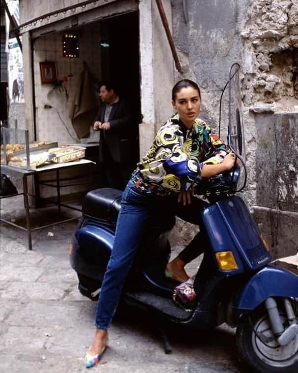 Meganさんのインスタグラム写真 - (MeganInstagram)「Monica in Sicily 💙 photographed by Ferdinando Scianna, 1991 @monicabellucciofficiel  - - - - #ferdinandoscianna #monicabellucci #sicily #italianstyle #summerholidays #vespa #styleicon #magnumphotos」7月27日 15時58分 - zanzan_domus