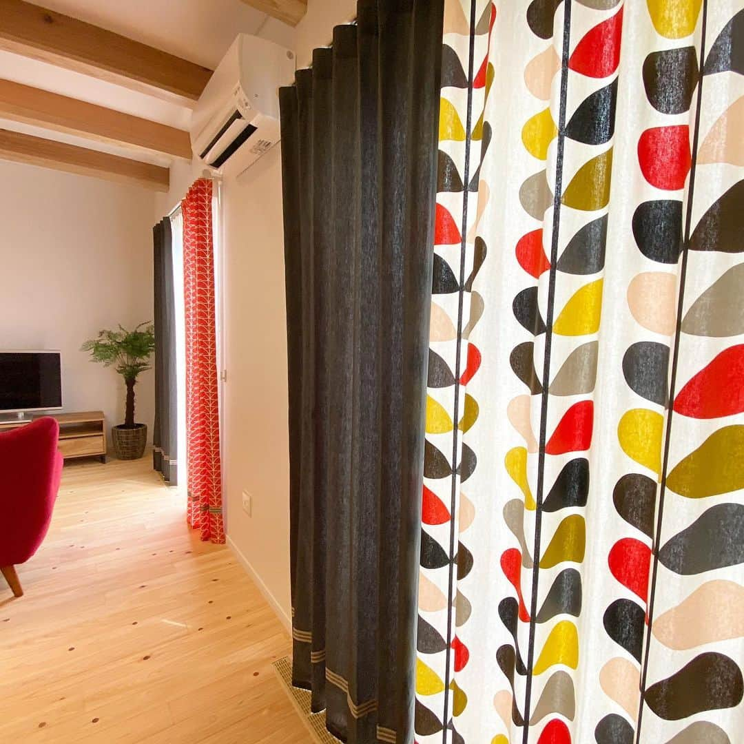 インテリアショップ メルサさんのインスタグラム写真 - (インテリアショップ メルサInstagram)「@orlakiely のファブリックを中心に モデルハウスのリビングダイニングの 窓廻りのコーディネートをさせて頂きました。  カラフルなリーフのデザインの multi steam と linear stem の2柄を それぞれ片側ずつ使い チャコールグレーの無地生地との組み合わせで フラットカーテンに。  統一感を持たせるために 床上がり20㎝程の所にボーダーテープをお付けしました。  ミッドセンチュリー風の 赤のソファともばっちりですね！  イギリスのブランドですが 北欧のエッセンスも取り入れた色柄は オーラカイリーファンの方だけでなく ナチュラル系や北欧インテリアをお考えの方にも おススメです！  #オーラカイリー #オーラカイリーカーテン  #multisteam  #linearstem  #ミッドセンチュリー  #北欧インテリア  #レトロポップ  #輸入カーテン #輸入壁紙  #インテリアコーディネート #インテリアショップ #merusa #豊岡 #兵庫」7月27日 16時01分 - merusa_interior