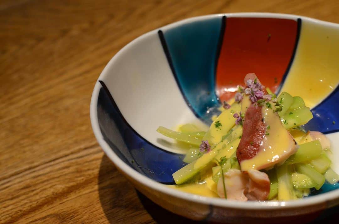 酒井商会のインスタグラム：「北寄貝とアスパラの黄身酢かけ  ピーナッツオイルで炙った北寄貝を黄身酢と貝出汁のジュレでさっぱりと。  本日はお休み頂いております。 #酒井商会 #渋谷 #自然派ワイン #燗酒 #夏の新メニュー #sakaishokai #shibuya #japanesecuisine #naturalwine #sake」