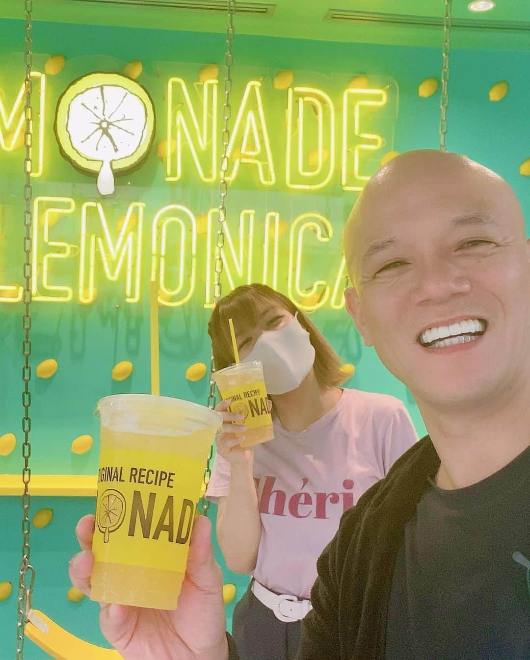 鴨頭嘉人さんのインスタグラム写真 - (鴨頭嘉人Instagram)「LEMONADE BY LEMONICAで映えてみた💕　イチカには「キミは女子か」と突っ込まれたがインスタの為なら何でもやるぜ❤️  #カミさん#宇宙一のカミさん#夫婦#夫婦デート#夫婦の時間#デート#プチデート#カフェ#カフェ好き#カフェデート#幸せ#豊か#ゆったり#happy#鴨頭嘉人#イチカ」7月27日 16時07分 - kamogashirayoshihito