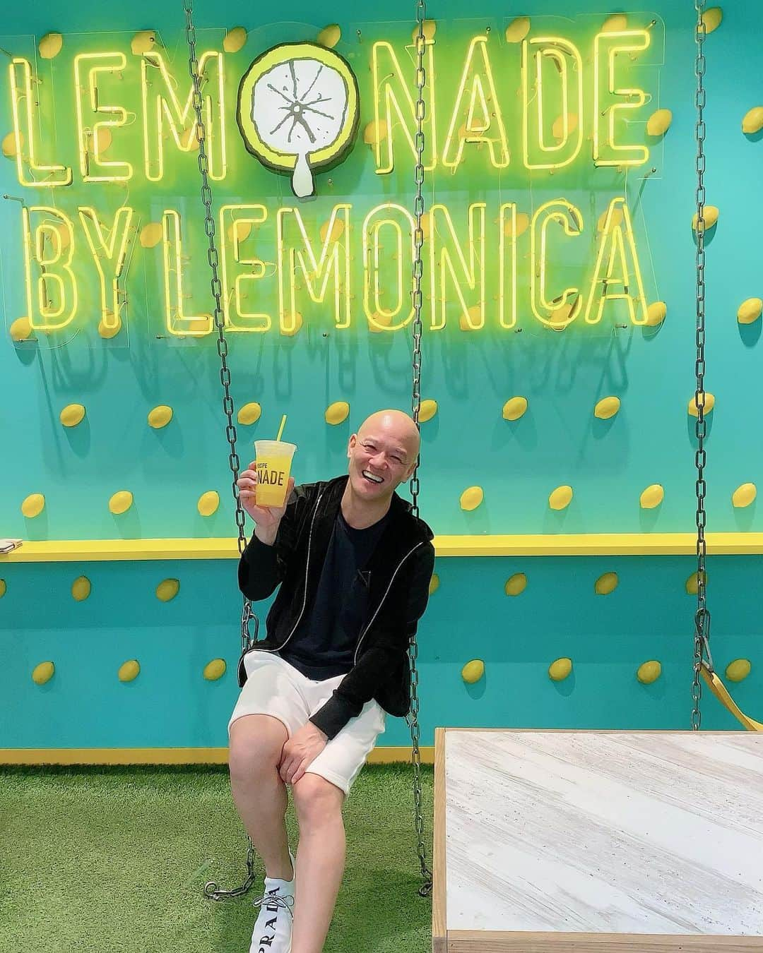 鴨頭嘉人さんのインスタグラム写真 - (鴨頭嘉人Instagram)「LEMONADE BY LEMONICAで映えてみた💕　イチカには「キミは女子か」と突っ込まれたがインスタの為なら何でもやるぜ❤️  #カミさん#宇宙一のカミさん#夫婦#夫婦デート#夫婦の時間#デート#プチデート#カフェ#カフェ好き#カフェデート#幸せ#豊か#ゆったり#happy#鴨頭嘉人#イチカ」7月27日 16時07分 - kamogashirayoshihito