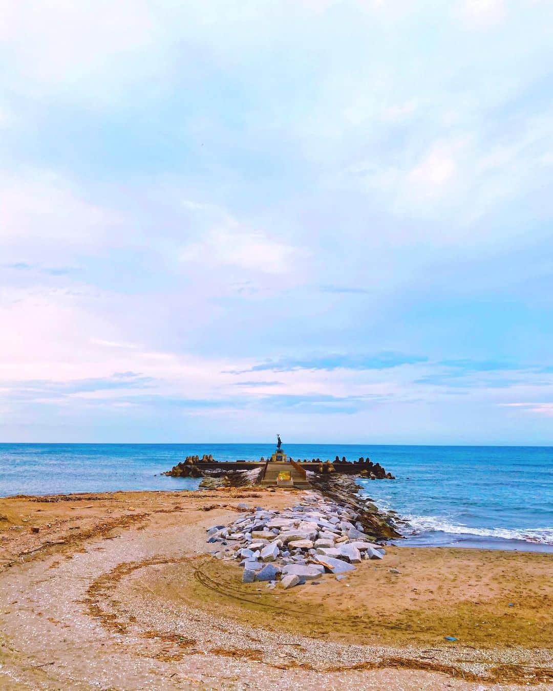 ジュリア・ミナトヤさんのインスタグラム写真 - (ジュリア・ミナトヤInstagram)「鹿島の海に女神様が立ってたよ🗽😳﻿指の先に鳥が🕊いるのが素敵で印象的だった！鳩かな？？🕊 ﻿ ﻿ 夕日に照らされて綺麗やった✨﻿ ﻿ ﻿ ﻿ ﻿ ﻿ #鹿島#女神#女神の像#海#sea#goddess#statue」7月27日 16時07分 - julia.minatoya
