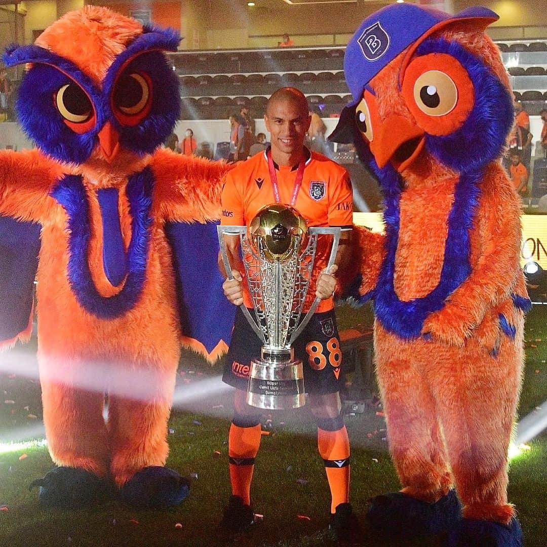 ギョクハン・インレルのインスタグラム：「8. Kupa...💪🏽🏆 #Şampiyon #G88  2005/06  FC Zürich 🏆 2006/07  FC Zürich 🏆  2011/12  Napoli 🏆 2013/14  Napoli 🏆 2014/15  Napoli 🏆  2015/16  Leicester City 🏆  2016/17  Beşiktaş 🏆 2019/20  Medipol Başakşehir 🏆」