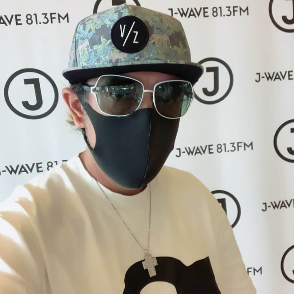 DJ TAROさんのインスタグラム写真 - (DJ TAROInstagram)「なんか jwave 内のみんながよそよそしい…なんでだろ？ って思って鏡見て気づいた！🙄 誰だか分かんない？か、怪しいよねww 今週はJ-WAVE Groove Liveを代打担当します 最近JWAVE 率が高いですね 代打タロー この後16時半〜です #jwave #gl813 #radiko  #snv813」7月27日 16時10分 - djtaro