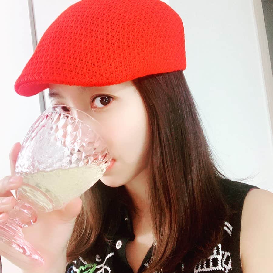 イ・イネのインスタグラム：「#왜 👀?!? .. .. #낮술 🍷#절대 #아님 🤪✖️  #그냥 #water 😜🥃」