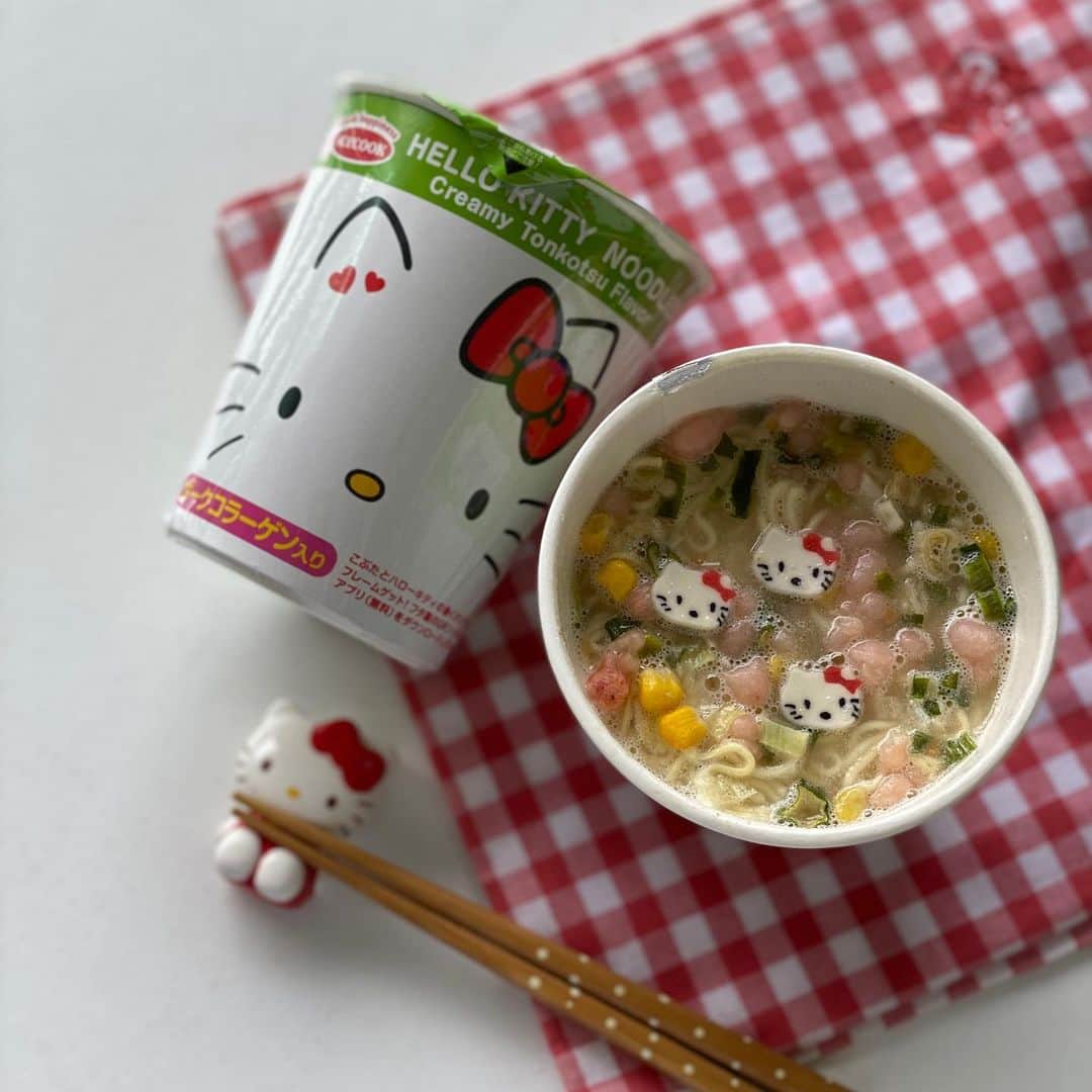 Little Miss Bento・Shirley シャリーさんのインスタグラム写真 - (Little Miss Bento・Shirley シャリーInstagram)「Was about to pack lunch and then it rained so heavily and it felt more tempting to be in bed . Hahahha   Also the only kind of cup noodles I will actually buy to try.」7月27日 16時17分 - littlemissbento