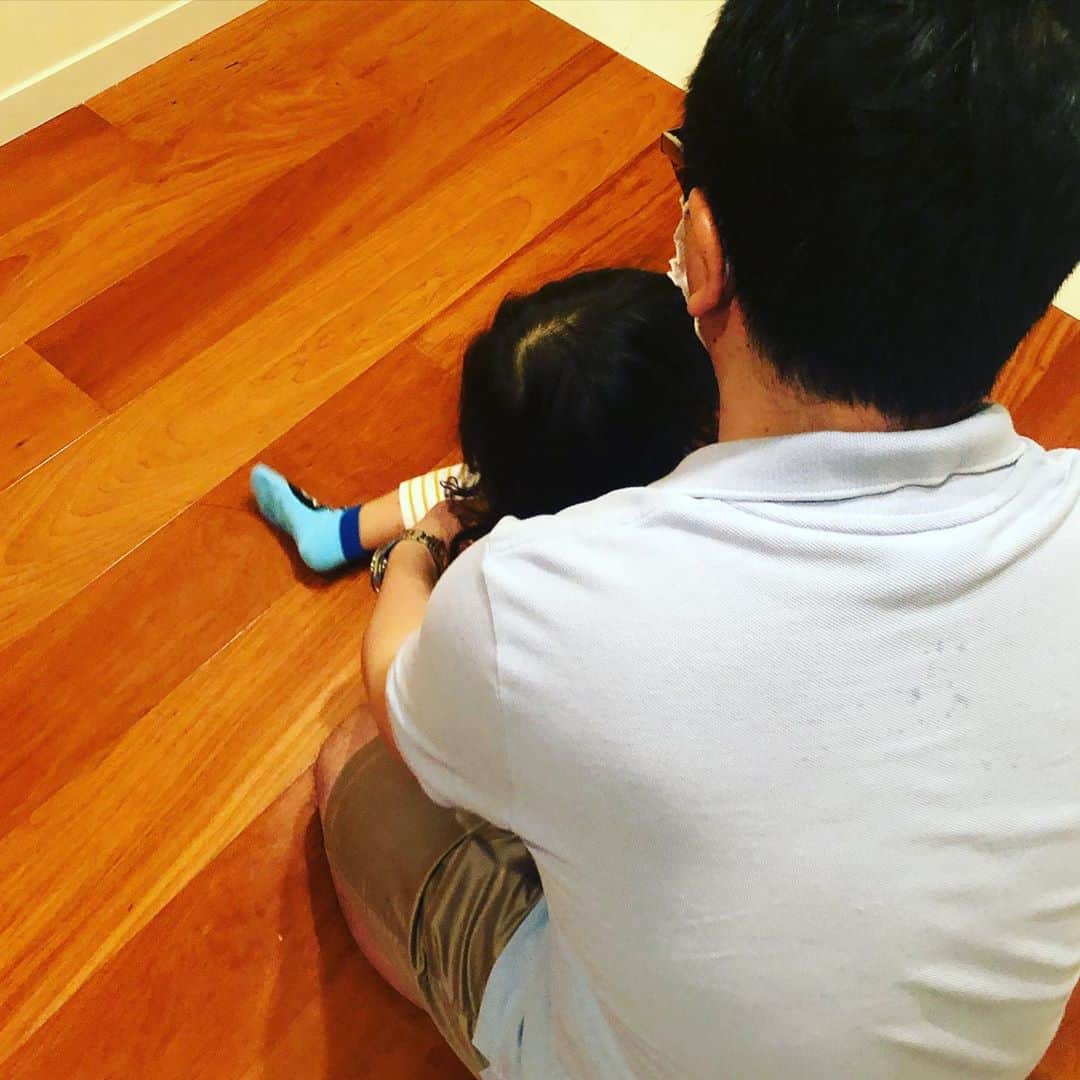 山口もえのインスタグラム：「連休明けのバタバタな朝🌞 三歳児が機嫌よく 出発するかしないかで 一日の流れは大きく変わる⭐️💫 #三歳児#イヤイヤ期  #イクメン#靴下#履かせるのも上手 #今日はご機嫌ちゃん #パパさん#ありがとう」