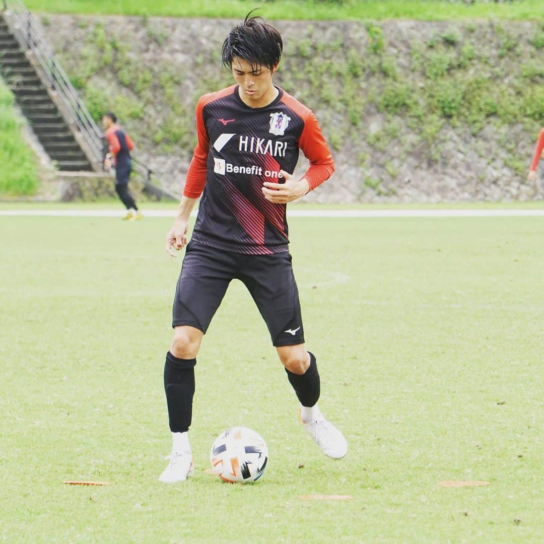 愛媛FCさんのインスタグラム写真 - (愛媛FCInstagram)「today's training🕺✨  #アビスパ福岡 との試合に向けてトレーニング励みます💪  7月29日（水）19時kickoff⚽️💨  #ehimefc  #全進 #熱狂 #ココロハトモニ12」7月27日 16時29分 - ehimefc12