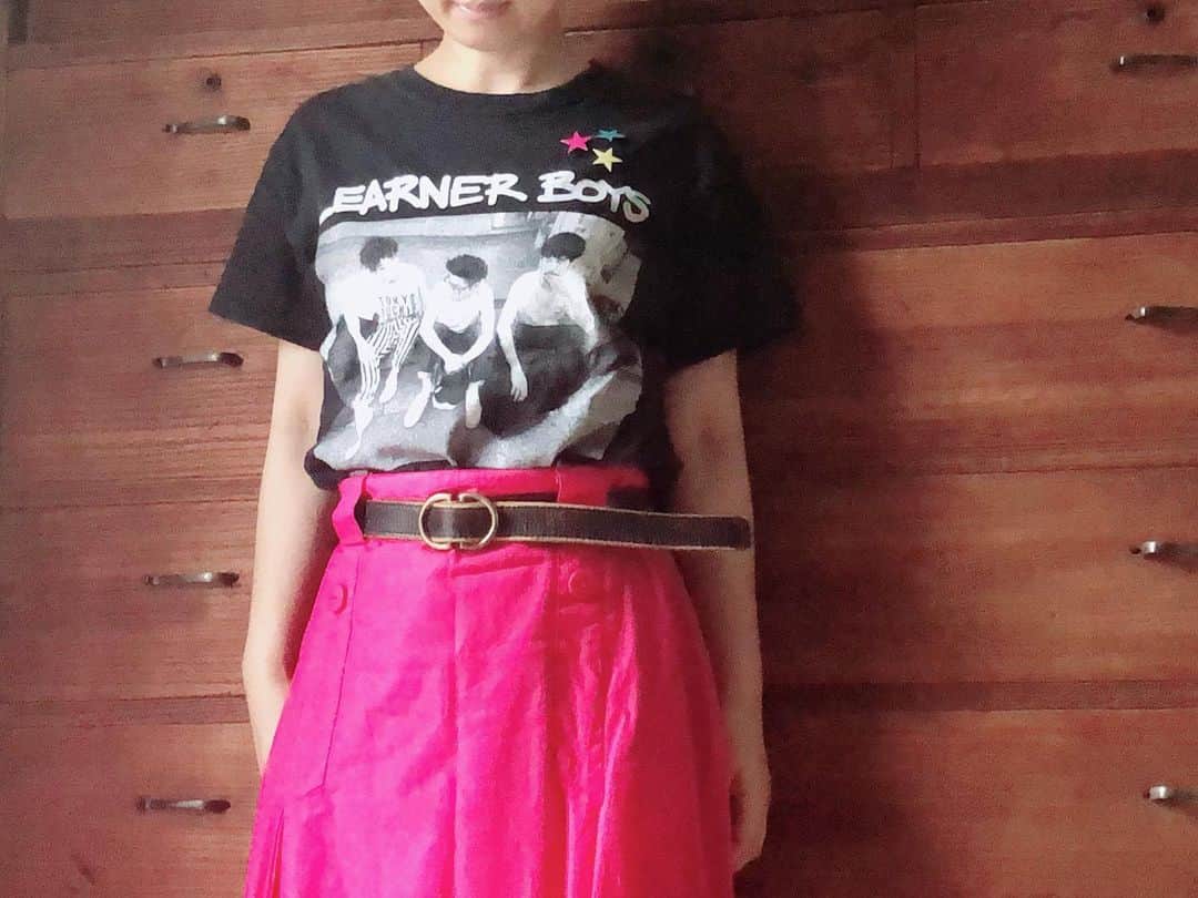 土井コマキのインスタグラム：「今日は生放送の前にLEARNERSの配信ライブみるのだ。 ブローチは大昔に買ったPolarisのグッズ。青赤蓄光⭐︎ 🙋‍♂️ヒロトさんにいただいたハッシュタグ案 ↓ #ブロブロブローチ #蓄光  #lernerboys  #ブローチ好き #ブローチコーデ  #ブローチ部」