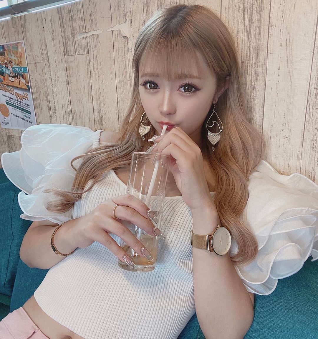 のインスタグラム：「べぇ👅♡  小悪魔っぽいメイクしたのに写真じゃ伝わりません😭ぬんっ」
