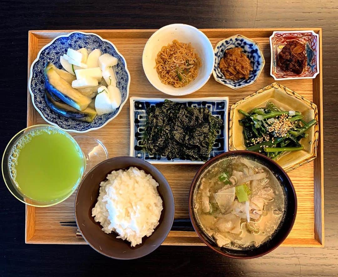 のインスタグラム：「おかゆ、のり、ちりめん山椒。  #朝ご飯 #祐ご飯 #おかゆ  #具沢山汁  #利ご飯 #お抹茶入り煎茶  #ちりめん山椒  @gion.yayoi.1003」