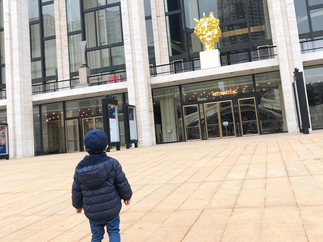 白渚すずのインスタグラム：「GOLD MANが気になるご様子。 見つめ合ってます…  ロックダウン前のリンカンセンター前にて。 普段は観光客で溢れているけれどガラガラ。 どれくらい経ったら自由に旅行出来る様になるのかなぁ〜……  #newyork#nyc#lincolncenter  #ニューヨーク#リンカーンセンター」
