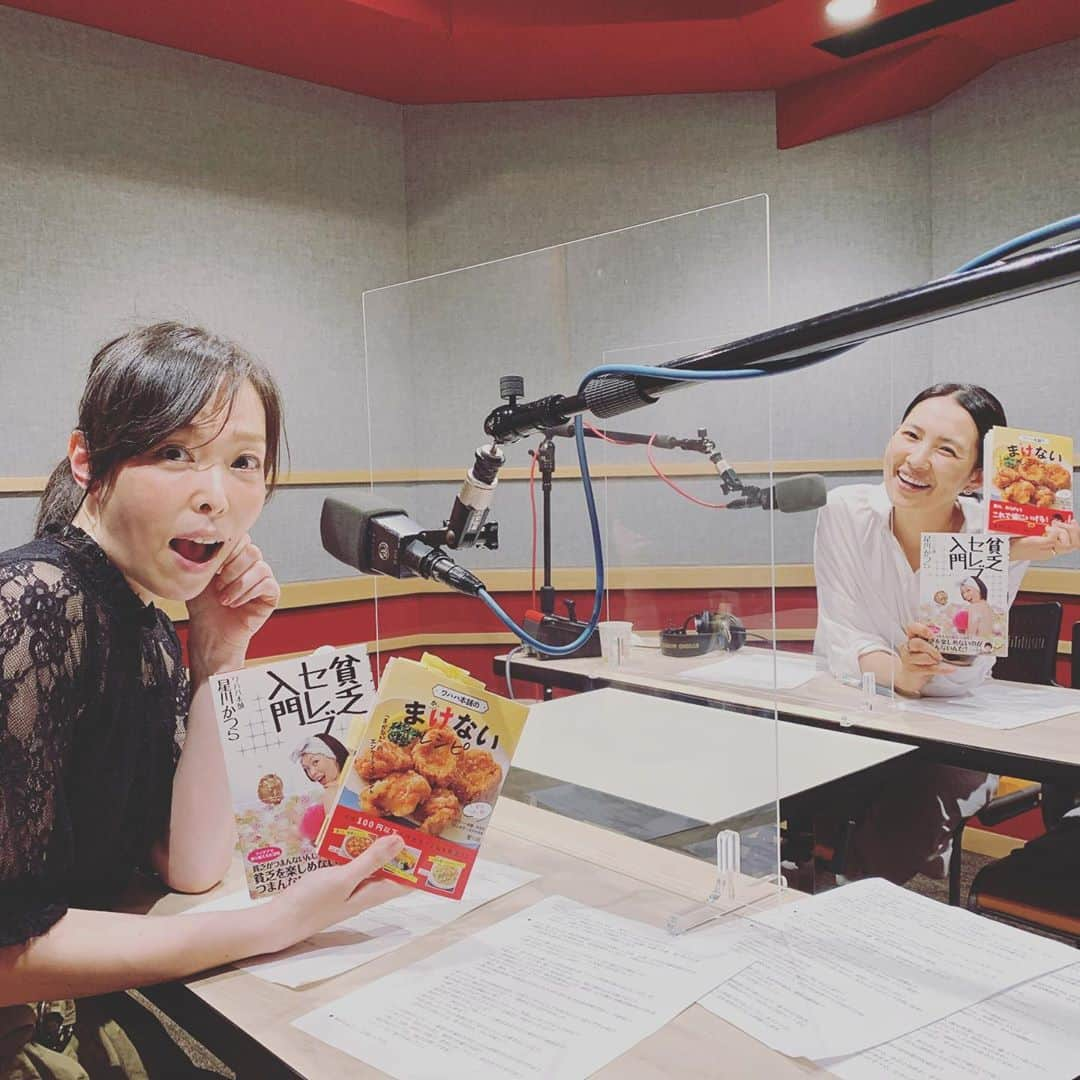 浜島直子さんのインスタグラム写真 - (浜島直子Instagram)「『TOKYO GAS Curious HAMAJI』 今週と来週のゲストは、人気劇団「ワハハ本舗」の、星川桂さん⭐️ ・ 正しい劇団員生活？らしく、「貧乏を楽しんでいる」という星川さん。 とにかく明るく節約生活！ ということで、今回は新刊「ワハハ本舗の まけないレシピ」(新星出版社)から、パンの耳を使ったチーズケーキを作ってきてくださいました🧀 ・ う、うんまい…🤩✨‼️ これはもう、お店のベイクドチーズケーキの味👏 ・ 他にも「はんぺんでえびシュウマイ」や「食べたらうなぎ」など、神レシピがたくさん載っています。 そしていかに貧乏を楽しむか、数々のおもしろエピソードを教えていただきました。 いやー、お話を聞いていると、本当に前向きで生きる力が半端ない！カッコいいわぁ🥰 ・ 星川桂さんがゲストの放送回は、8月1日、8日の土曜日。全2回。 bayfmで午前11時から。 radikoで全国聴けますので、お時間ありましたら是非よろしくお願いいたします😊 ・ #東京ガス #bayfm #キュリオスハマジ #星川桂　さん #ワハハ本舗のまけないレシピ  #パンの耳 #チーズケーキ」7月27日 16時25分 - hamaji_0912