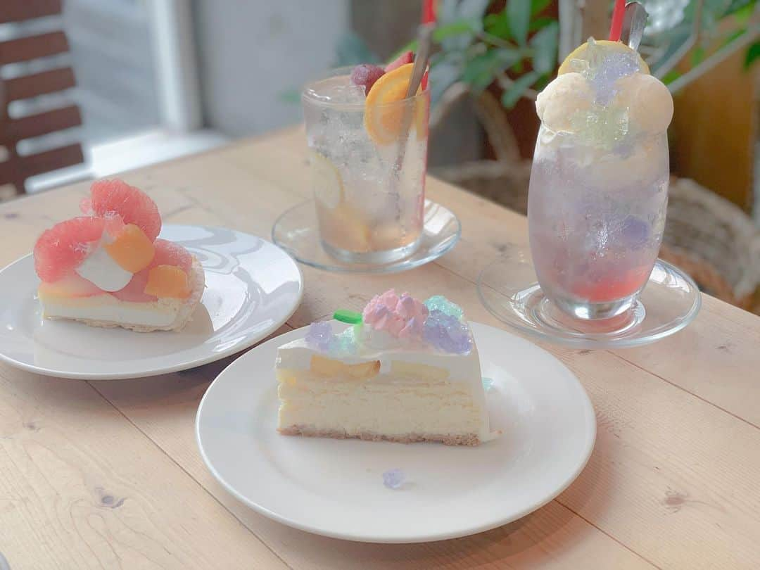 谷口夢奈さんのインスタグラム写真 - (谷口夢奈Instagram)「sunday brunch☕﻿ ﻿ 今はひまわりのケーキみたい🌻﻿ 紫陽花は6月末で終わっちゃった…﻿ ぎりぎり行けてよかった🥺﻿ ﻿ ひまわりは9月末までやってるみたいで﻿ どこかのタイミングで行けたらいいな🤤﻿ ﻿ ﻿ リセット前にものせたやつ🍰﻿ ﻿ ﻿ ﻿ #sundaybrunch #サンデーブランチ #cafe #カフェ #下北沢カフェ #東京カフェ #カフェ巡り #ケーキ巡り #スイーツ巡り﻿ #sweets #cake #🍰 #紫陽花ケーキ #お花ケーキ #フラワーケーキ #💐﻿ #紫陽花 #紫陽花ゼリー #🍨 #fruits」7月27日 16時26分 - yuna_tani