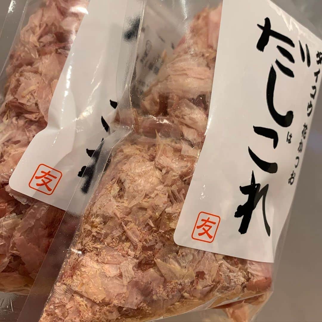 酒井雄二のインスタグラム：「先日の #おうちからハーモニーを の折にじゃんけんが事故った件でブーブー言ってたら、クロサワ先輩がちゃんと花がつおをくれましたよ！さすがや #ゴスペラーズ」