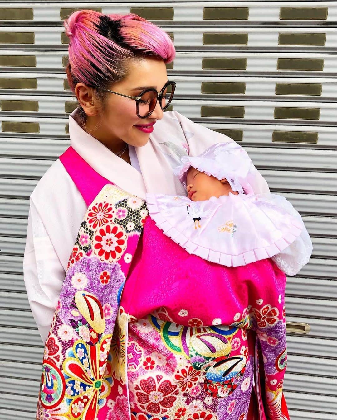 miniのインスタグラム：「お宮参り⛩ 無事1ヶ月、何事もなく大きくなってくれて、ありがとう💓💜 1ヶ月検診に行ったら、生まれた時からちょうど1kg大きくなってた👶🏽✨ 1ヶ月早く生まれてきたアリエルは、本当だったらこの大きさで生まれてきてたんだ🥺 1ヶ月経ったお宮参りは、せっかくなので、着物で👘💓💜 はじめての検診以外の外出だし、ぐずったりしたら、おっぱいあげたりしなきゃいけないし、、 授乳出来るフォーマルなワンピース買っても、もう絶対一生着ないから勿体ないしなぁ🤔 そうなると普通の靴もないとか、色々揃えなきゃで、結局お金かかるし、、 同じお金使うなら✨✨と、こんな時しかアリエルは着る機会ないから、お宮参り用のフルで一式セットになってる着物をレンタル👘🤩💞 予算とデザインをもとに、ネットで色々探して、京都にあるUEYAMAで、ピンクとパープルとスカイブルーで🦋が素敵すぎる私用の訪問着と👘 アリエル用には、大体赤とか薄いピンクとか白とかばっかりなんだけど、見つけた瞬間コレだっっ😍💕💕って京都かしきもので、一目惚れした濃いピンクの産着を💘💜 着付けとヘアはセルフ👘💓💜 お宮参りの時ならではの産着を着た姿に終始きゅんきゅん出来るし、両家の両親も喜んでくれたし、着物を借りてよかった👘💞 #miniariel #ミニアリエル #お宮参り #生後1ヶ月 #生まれてきてくれてありがとう #ベビー #赤ちゃん #ママ #お宮参りコーデ #お宮参りフォト #お宮参り着物 #レンタルコスチュームのウエヤマ  #京都かしきもの #レンタル着物 #訪問着 #着物 #産着 #baby #Babysfirstvisittoashrine #tokyo #japan #kimono #pink #pinkworld #pinkhair #1month」