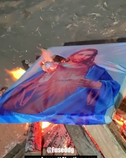 Fuse ODGのインスタグラム：「Check my last post & Dash a 🔥 on the flames in the comments!!   You shall know them by their Fruits.   So much damage has been done under the banner of Christianity and religion in general. If Jesus came back today, I honestly don't think he would call himself a Christian.  It's impossible to look at the fruits of the Catholic church and many other organised religions and conclude they are not the work of Satan himself. (Founding the slave trade, Rape, Genocide , War, Corporate Child Abuse)  However...The Beauty of the Gospel is that it's never to late for the sinner to repent. Just remember God is a God of Justice and YOU will have to face him one day.   Black People...if we want Economic or Political revolution then we need to have a spiritual revolution first!!   Seek Ye First the Kingdom.....  It's time to truly emancipated ourselves from mental slavery. None but our selves can free our minds ✊🏿  It starts with the False Idols NEW MUSIC OUT THIS FRIDAY 💥💥  #NowhiteJesus #SpiritualWarfare #EmancipationDay2020 #TINA #NewAfricaNation #Boycott4Justice」