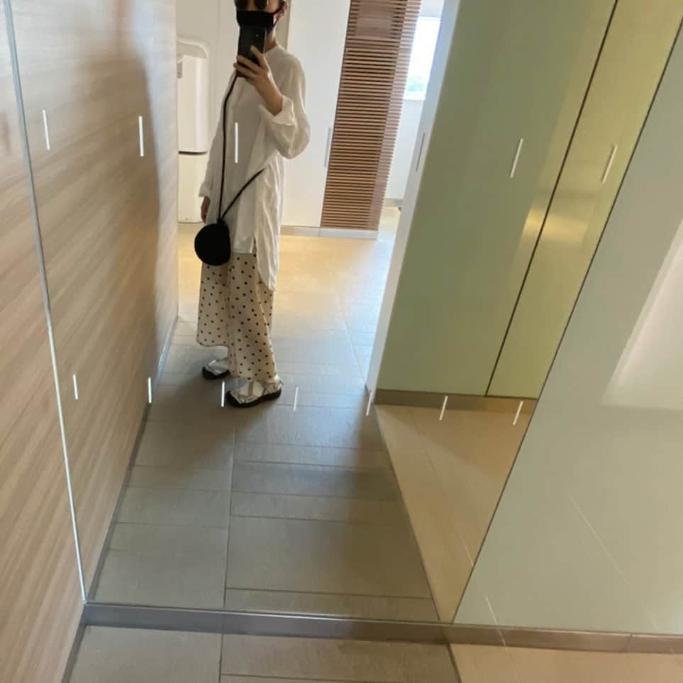 teeemu017のインスタグラム：「行くところ行くところことごとく定休日だったーー！そんな日のコーデ。 お気に入りのマリモと勝手に名付けた#manimaris  #ootd#outfit#fashion#code#ファッション#コーデ#コーディネート#シンプル#ママコーデ#ママファッション#プチプラ#着回し#着回しコーデ#ヘビロテ#ワンパターンコーデ」