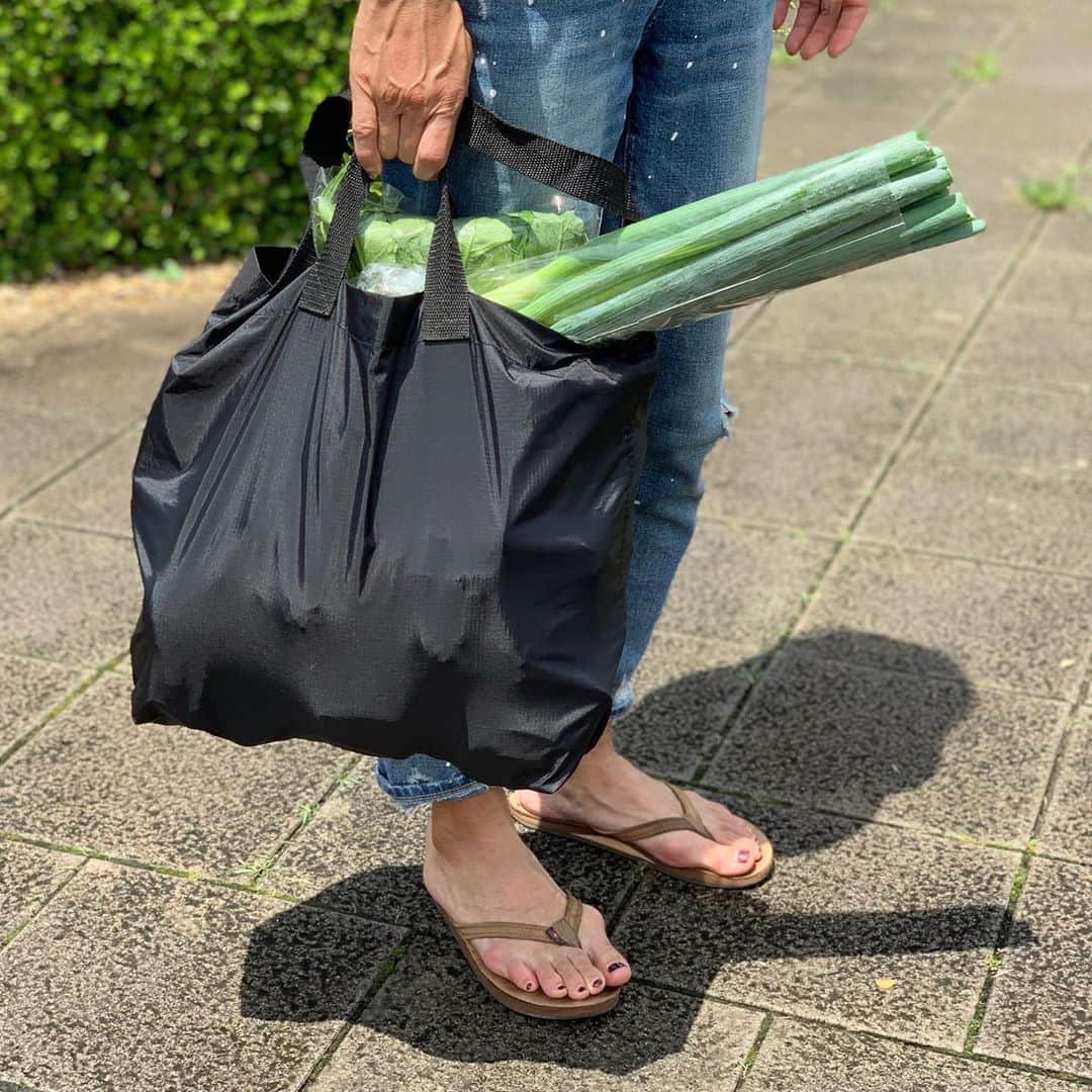 のインスタグラム：「【毎日のお買い物に】﻿ レジ袋が有料化され、お買い物の必需品となった「マイバッグ」。荷物が増えてしまったときや、予定外の買い物をしたときのためにも、いつも鞄の中に入れて持ち歩きたいですよね。マークスアンドウェブの「ポケッタブルナイロンバッグ」は、コンパクトにたたんで収納できる、携帯に便利なポケッタブルタイプのバッグ。薄くて軽く、丈夫なリップストップナイロンでつくりました。使い方は、肩掛けと手提げの2通り。容量もたっぷり入るので、毎日のお買い物はもちろん、旅行やジムにもどうぞ。﻿ ﻿ #marksandweb #マークスアンドウェブ #マイバッグ #エコバッグ #ポケッタブルナイロンバッグ #ポケッタブル #買い物 #mybag #ecobag #pocketablenylonbag #pocketable #shopping」