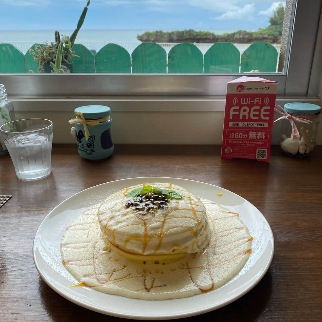 GOSAMARUのインスタグラム：「パンケーキ好きとしては行かなきゃと思い行ってきました。 レアチーズパンケーキ美味しでした😉 #かふぅ #沖縄 #パンケーキ #景色最高 #カフェ #癒し」