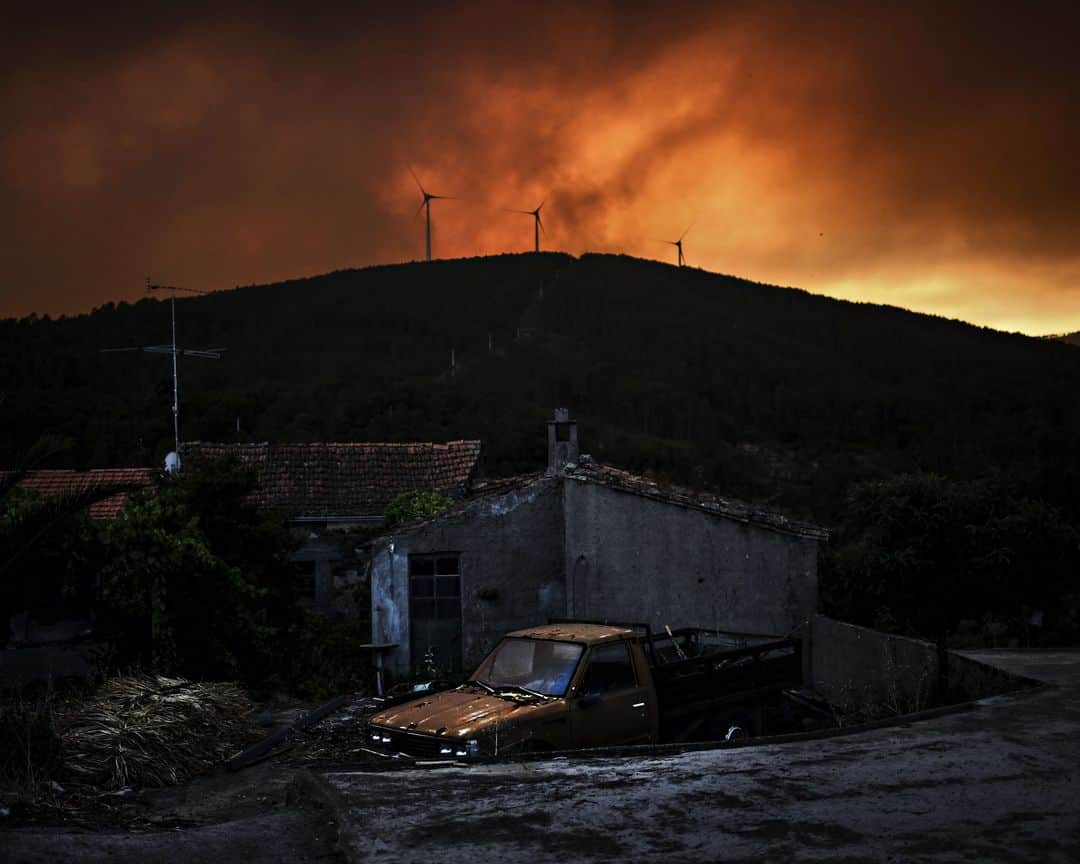 AFP通信さんのインスタグラム写真 - (AFP通信Instagram)「AFP Photo 📷 @patmmoreira - A wildfire burns near Isna village, Castelo Branco, on July 26, 2020.」7月28日 2時11分 - afpphoto