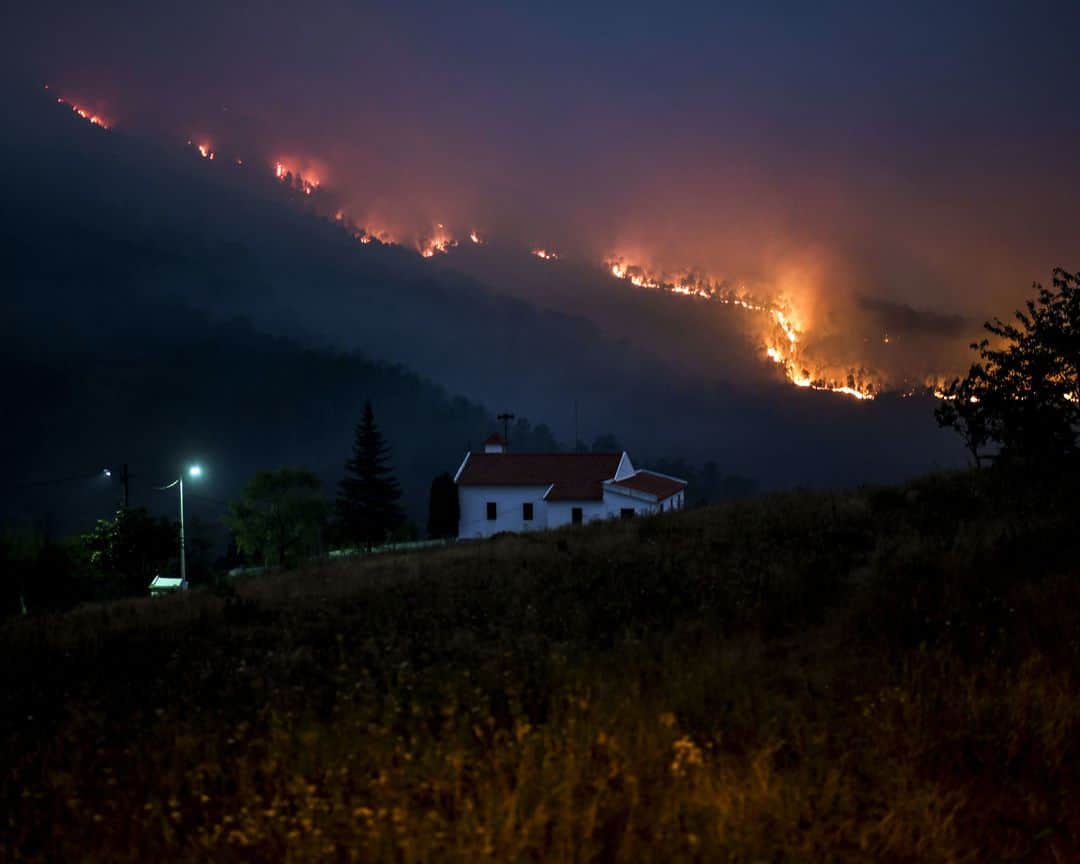 AFP通信さんのインスタグラム写真 - (AFP通信Instagram)「AFP Photo 📷 @patmmoreira - A wildfire burns near Isna village, Castelo Branco, on July 26, 2020.」7月28日 2時11分 - afpphoto