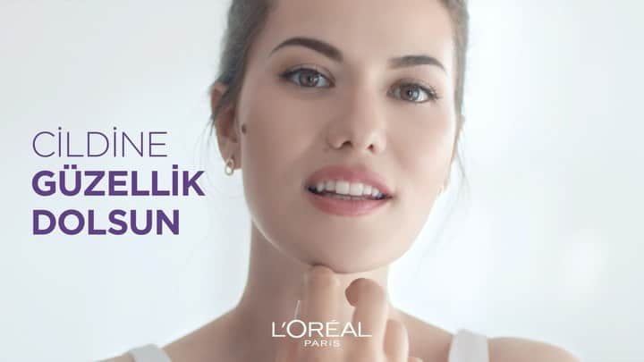 Fahriye Evcenのインスタグラム：「Sırrım mı? 😉 Hyaluronik Asit 💜 L'Oréal Paris'ten Yeni Hyaluron Uzmanı Cilt Dolgunlaştıran Nemlendirici Krem ile #cildinegüzellikdolsun ⭐ #hyaluronuzmanı #çünkübizbunadeğeriz @lorealparis」