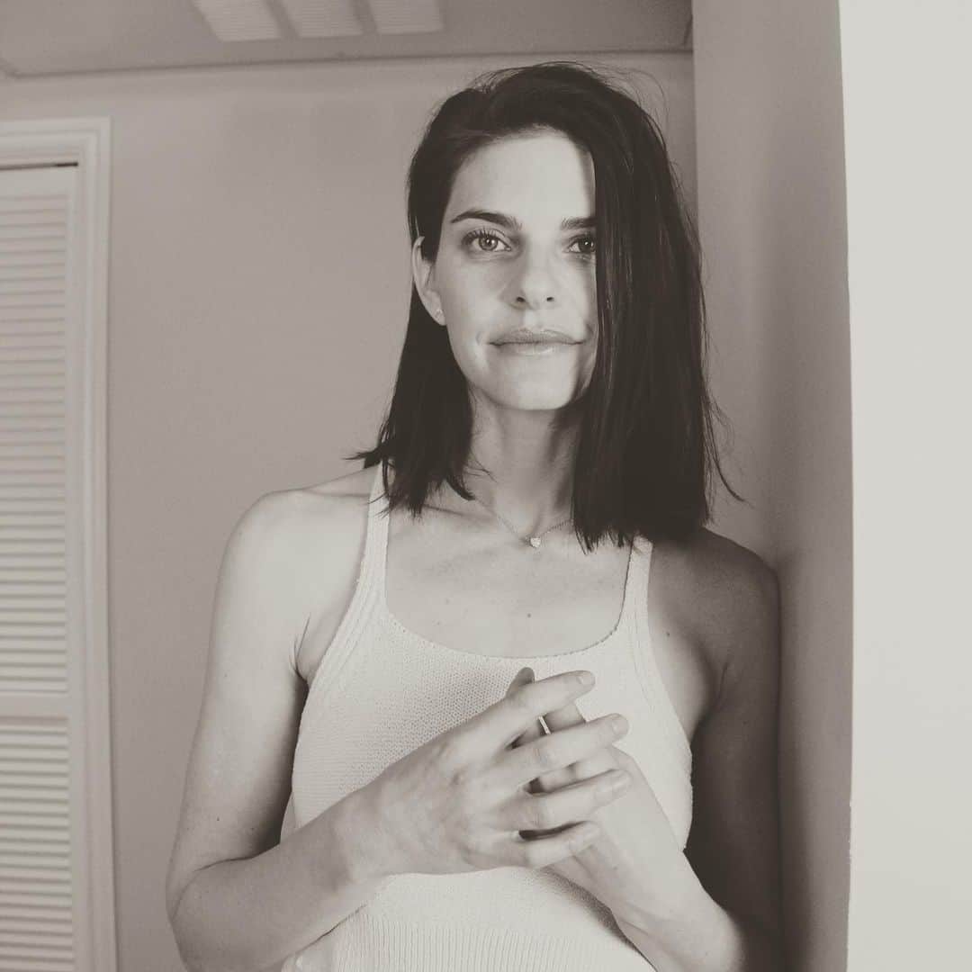 リンジー・クラフトのインスタグラム：「challenge accepted thank you @bonnieezane @allysonfanger for your kind words. 📷 by the beautiful photographer lauren lotz @sunfolk i encourage all the women on my feed to post a photo- even if you didn’t get a message to do so.  you don’t need ANYONE to tell you how wonderful and strong you are. start your own chain!!! ~love the lindsey who feels left out sometimes. there. i said it.🌻❤️to my mom and sister who make me who i am. @jordiweiss @helenkraft」