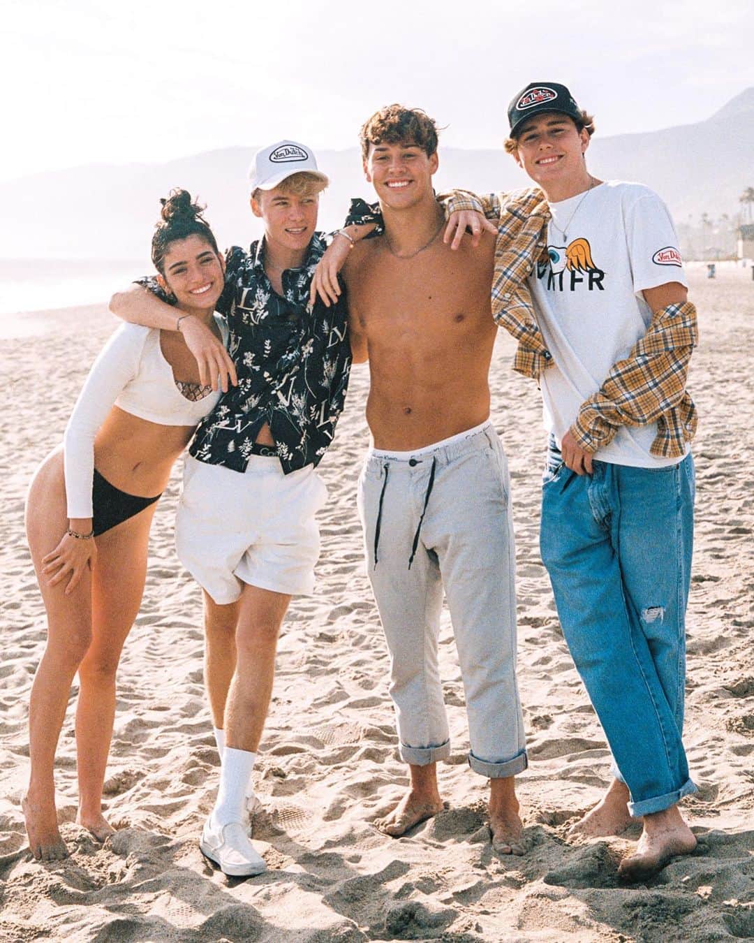 のインスタグラム：「/ WHO ARE YOUR BEST FRIENDS? (tag them)🦋 • 🌊☀️」