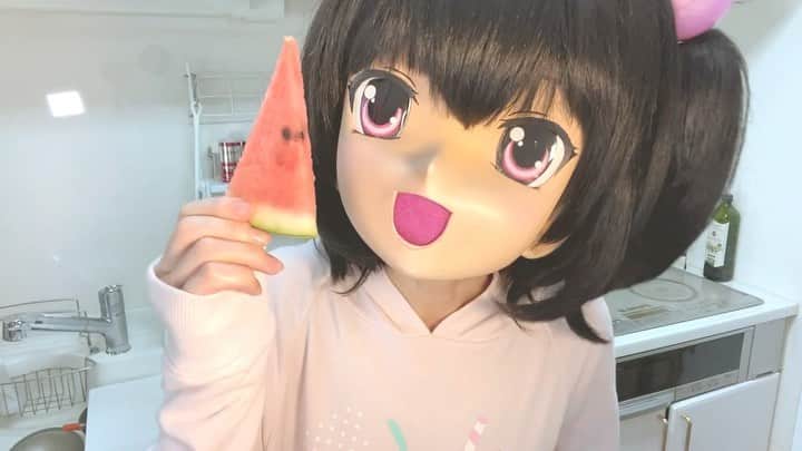 桃知みなみのインスタグラム：「#スイカの日 でスイカたべたもっち🍉！  あまくておいしい上に！ カリウム、シトルリン、ベータカロテンが豊富で、脱水予防、むくみ予防、血行促進や紫外線ダメージから守ってくれたり(^O^)  すいかえらいもっち☺️🍉✨  #すいか　#watermelon #momochiminami #fruit #kitchen」