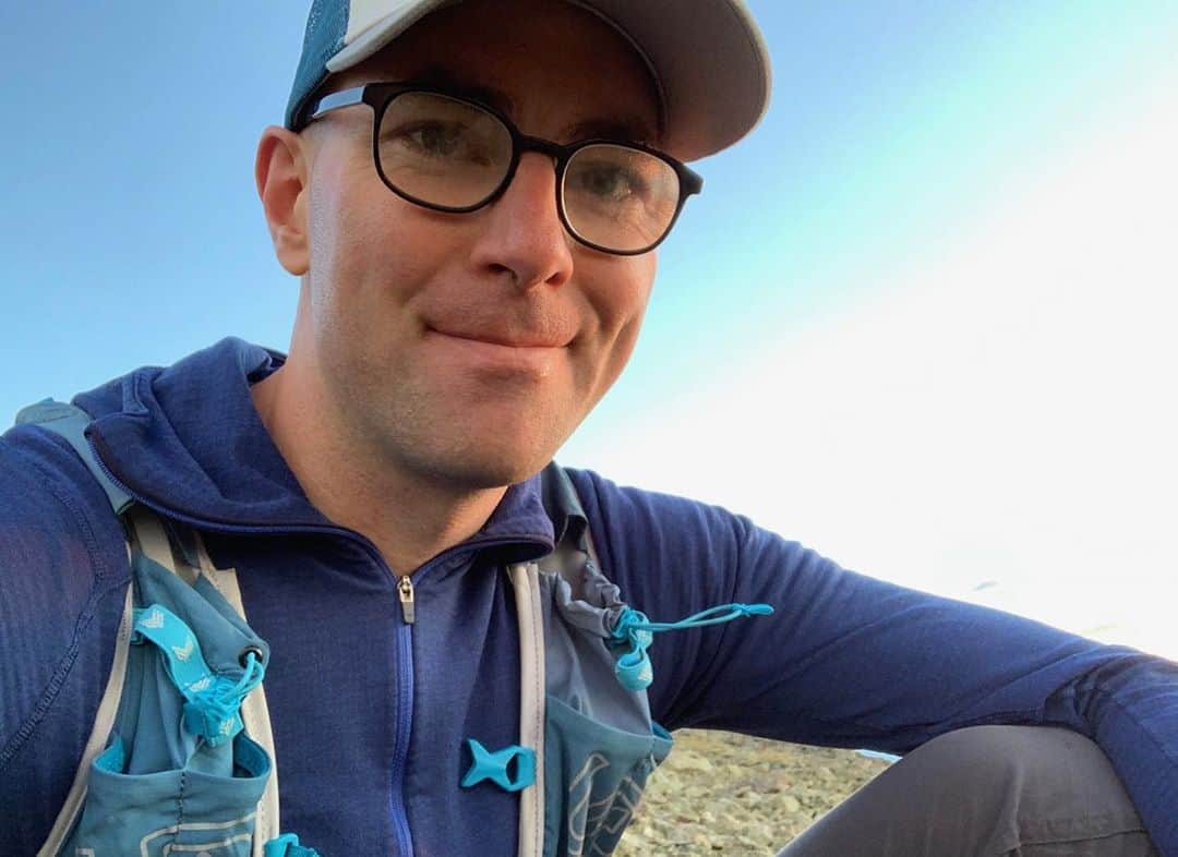 アレックス・オノルドのインスタグラム：「This is @adam_stack - an all around mountain man who was kind enough to bring @tommycaldwell and me @chipotle burritos up on the Continental Divide 18 hours into the CDUL last week. He’s climbed 5.14+ (back when it was really hard), freed El Cap, and loves to cook. And he’s single. And great with kids. I figure if he can hike 20mi through the mountains in the middle of the night to help Tommy and me, the least I can do is put this whole Instagram thing to good use. Hit him up!」